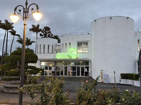 園丁喵喵夜晚悄悄亮起身上的光，守護著玫瑰園。（圖片來源：臺北市政府工務局公園路燈工程管理處）