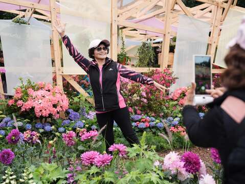 民眾於《拾花號 Ar'k》內參觀,欣賞春日花景。(圖片來源:臺北市政府工務局公園路燈工程管理處)