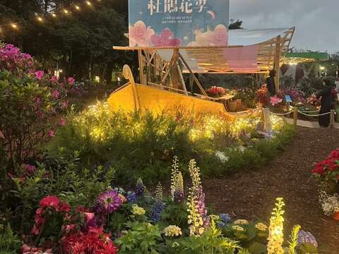 夜間的燈光襯映,更添《拾花號 Ar'k》的浪漫氛圍(圖片來源:臺北市政府工務局公園路燈工程管理處)
