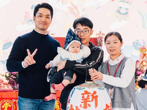 臺北市長蔣萬安與參與「新丁新枝祈福」的新生兒家庭合影,象徵城市希望傳承。(圖片來源:臺北市政府客家事務委員會)