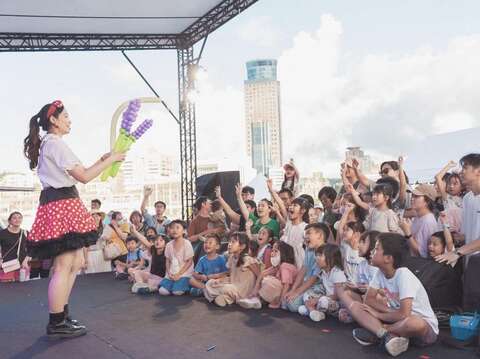 3月28日親子毛孩野餐區的舞台表演「氣球互動秀」。（圖片來源：臺北市政府觀光傳播局）