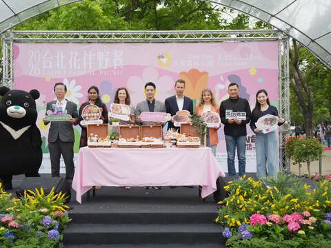 蔣萬安市長與加拿大、荷蘭、印度及德國駐臺代表，共同開箱野餐籃，介紹各國野餐代表美食。（圖片來源：臺北市政府觀光傳播局）
