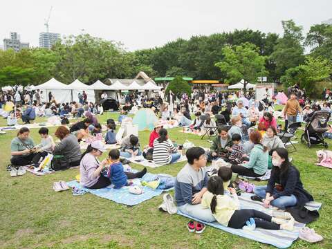 花伴野餐人潮滿滿、熱鬧非凡，為春日花海交織最美的城市風景。（圖片來源：臺北市政府觀光傳播局）