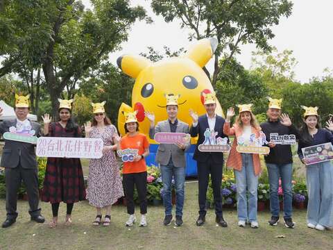 臺北市長蔣萬安與貴賓們在大型寶可夢氣球前合影。（圖片來源：臺北市政府觀光傳播局）