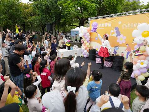 現場大小朋友參與氣球互動表演，共享親子歡樂時光。（圖片來源：臺北市政府觀光傳播局）