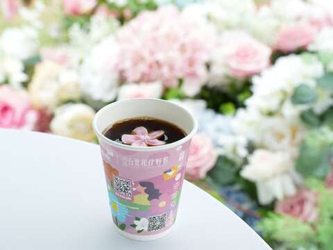 精品咖啡搭配杜鵑花造型糖霜蛋白餅。（圖片來源：臺北市政府觀光傳播局）