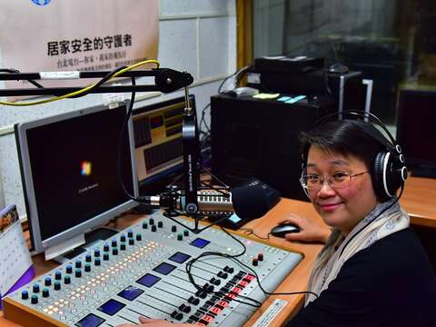 花兒姐姐在「花兒樂活教室」兒童節目說故事給小朋友聽