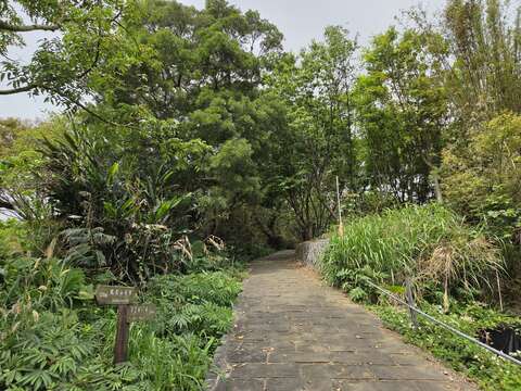 安山岩串聯步道-有路標（圖片來源：臺北市政府工務局大地工程處）