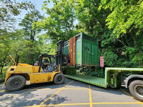 載著大象的貨櫃吊起後再由堆高機移動至低底盤拖車，以便前往非洲動物區。（圖片來源：臺北市立動物園）