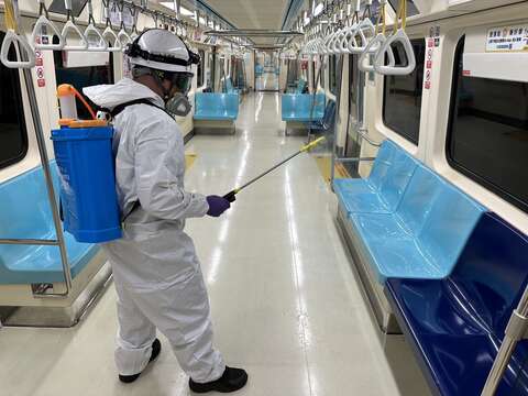 車廂內部全面噴灑消毒強化防護（圖片來源：臺北大眾捷運股份有限公司）
