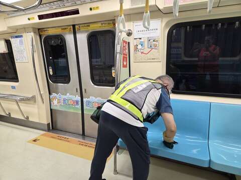 座椅清潔消毒確保乘車環境衛生（圖片來源：臺北大眾捷運股份有限公司）