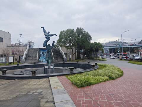 迪化休閒運動公園東側入口僅有樓梯及無障礙坡道通往上層主要休憩空間，未來改善後市民入園將會更加輕鬆（圖片來源：臺北市政府工務局衛生下水道工程處）