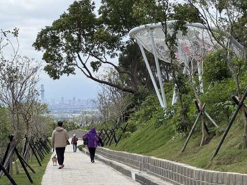 花崗岩步道及排水溝-與大自然親近(圖片來源:臺北市政府工務局大地工程處)