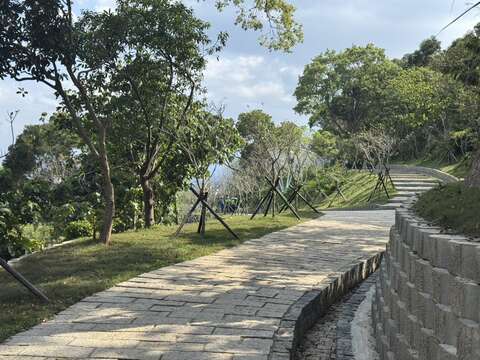 花崗岩步道及排水溝(圖片來源:臺北市政府工務局大地工程處)