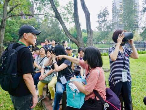 劉柏宏老師進行現地說明（圖片來源：臺北市政府工務局公園路燈工程管理處）