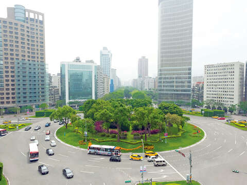 圖1.仁愛圓環如同一顆琉璃珠，靜靜地守護著每個路往的行人及車輛