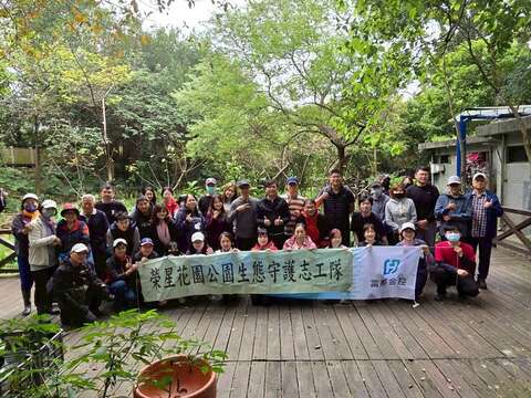 榮星公園花園生態守護志工隊與富邦金控合作,共同攜手為生態池貢獻心力。(圖片來源:臺北市政府工務局公園路燈工程管理處)
