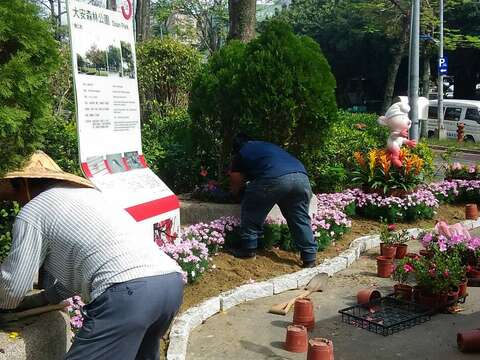 (圖1) 公園處同仁親自佈置中