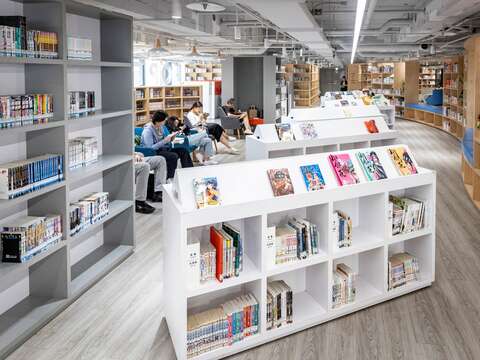 3 「國家圖書館多媒體創意實驗中心」收藏上萬冊漫畫，民眾可沉浸在浩瀚的想像世界中。（攝影／王漢順）