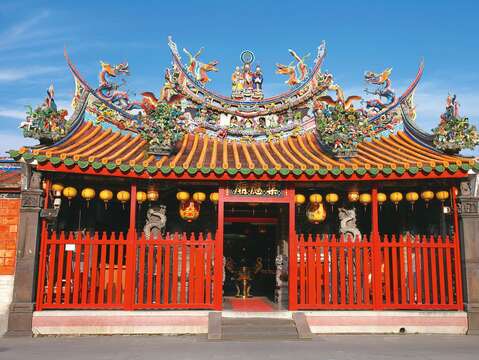 3@景美集應廟-景美集應廟至今仍保留紅色木柵欄設計,成為跨越百年的象徵。(圖/景美集應廟)