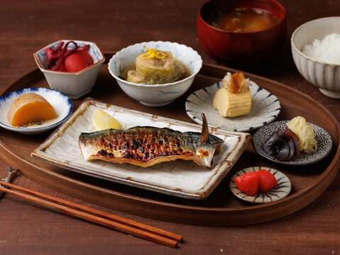 P24-27 食旅-7 「朝炭」提供烤魚、白飯及醃漬物等日式朝食,讓人彷彿置身日本的晨間場景。(圖/豊漁餐飲集團)