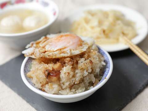 5 「珠記大橋頭油飯」以油飯搭配半熟荷包蛋,是最經典的吃法。(攝影/林煒凱)
