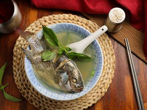4 「以馬內利鮮魚湯」以清爽鮮甜的魚湯,為一天注入滿滿元氣。(攝影/彭仁義)