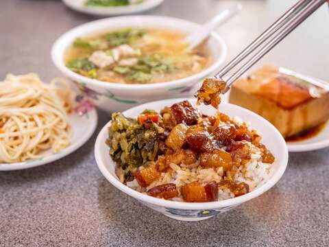 2 「香滿園」的滷肉飯清早上桌,搭配各式小菜,就是豐盛飽足的一餐。