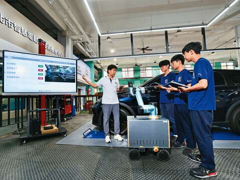 1@陳信翰-「智慧電動車技術教學中心」首創AI智慧手臂車檢平台,學生可學習車輛自動化檢測流程。(攝影/陳信翰)