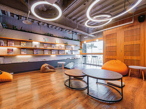 P20-23 漫遊-5@CBC SPACE 景美咖啡圖書館-CBC SPACE景美咖啡圖書館以溫潤木質調與柔和燈光交織出舒適的閱讀空間。(圖/CBC SPACE 景美咖啡圖書館)