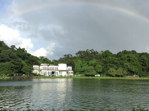 圖1.碧湖公園沿湖景色。