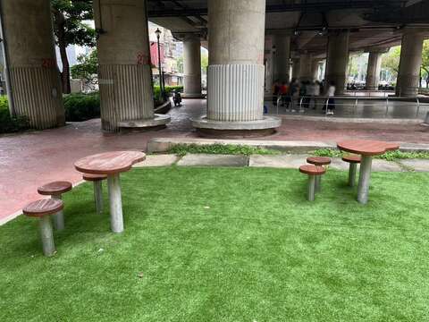休息區（圖片來源：臺北市政府工務局公園路燈工程管理處）