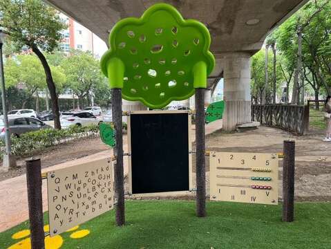 樹叢遊戲板，透過遊戲板中的工具，假想出適合的社交遊戲，訓練手指靈活及想像力2-12歲為原則（2歲以上兒童、身心障礙族群及陪伴者）（圖片來源：臺北市政府工務局公園路燈工程管理處）