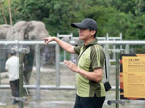 Elephants Go to School: Zookeeper Talks on Animal