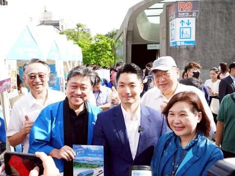 市長走訪軌道觀光友好夥伴攤位(圖片來源:臺北市政府秘書處媒體事務組)