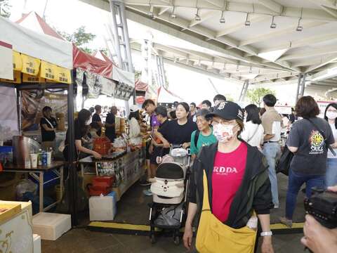 5月16日臺北圓山花博長廊現場活動人潮(圖片來源:臺北市市場處)