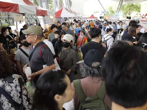 5月16日臺北圓山花博長廊現場人潮眾多(圖片來源:臺北市市場處)