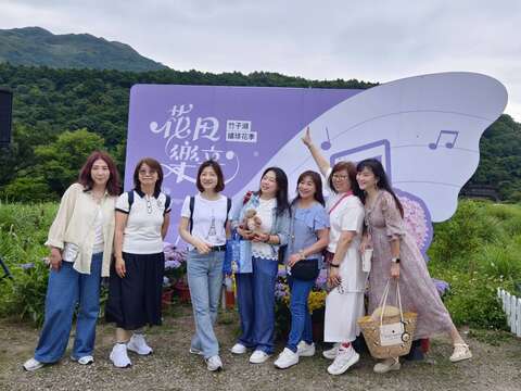 路過的賞花遊客也在繡球花造形背板前留影(圖片來源:臺北市政府產業發展局)