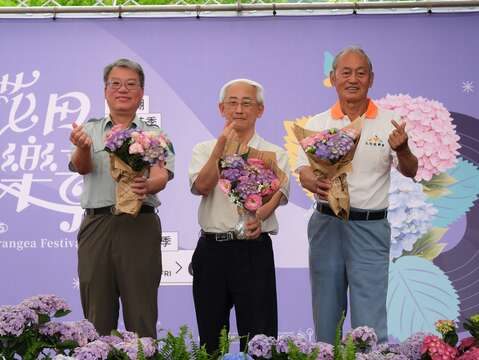 產業局王副局長,北投區農會陳理事長,陽明山管理處陳張處長親手製作了美麗的繡球花束(圖片來源:臺北市政府產業發展局)
