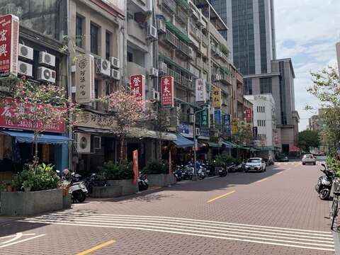西園路街道鋪面綠美化改善後全景(圖片來源:臺北市政府工務局公園路燈工程管理處)