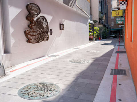 南陽街38巷【從餐桌到世界】牆面藝術作品及行人地磚(圖片來源:臺北市政府產業發展局)