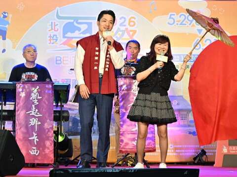 蔣萬安市長與周水美總會長一同獻唱經典曲目一支小雨傘(圖片來源:臺北市商業處)