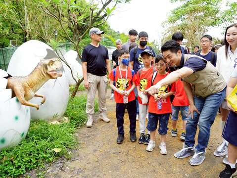 蔣萬安陪伴弱勢兒少體驗恐龍孵化互動區(圖片來源:臺北市政府秘書處媒體事務組)