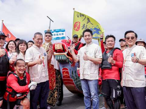 蔣萬安市長親提硃筆為龍舟開光點睛,揭開2026臺北國際龍舟錦標賽序幕。(圖片來源:臺北市政府體育局)