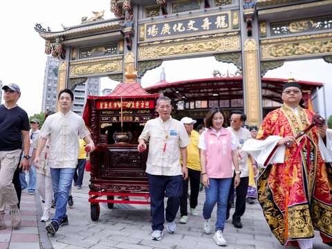 蔣萬安市長率國內外貴賓參與迎神踩街儀式,依循傳統古禮完成點睛暨祭江大典,為2026臺北國際龍舟錦標賽祈福。(圖片來源:臺北市政府體育局)