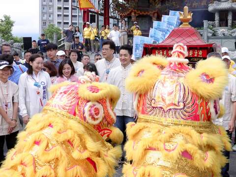 蔣萬安市長與國內外貴賓共同欣賞龍舞醒獅表演,感受傳統節慶文化魅力。(圖片來源:臺北市政府體育局)