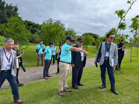 公園處向複審委員進行雙溪濕地公園現場導覽。(圖片來源:臺北市政府工務局公園路燈工程管理處)
