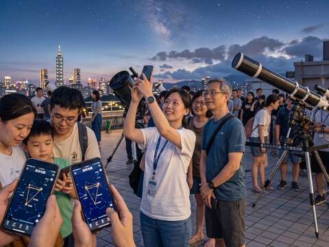天文館「夏夜觀星趣」活動教民眾使用手機搜尋夜空中的「夏季大三角」。(AI生成示意圖)(圖片來源:臺北市立天文科學教育館)
