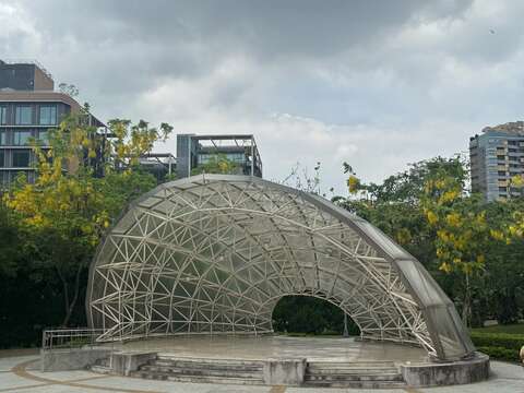 士林官邸音樂台旁黃金阿勃勒(圖片來源:北市政府工務局公園路燈工程管理處)