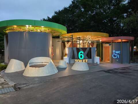 大安森林公園6號公廁夜間燈光絢麗。（圖片來源：臺北市政府工務局公園路燈工程管理處）